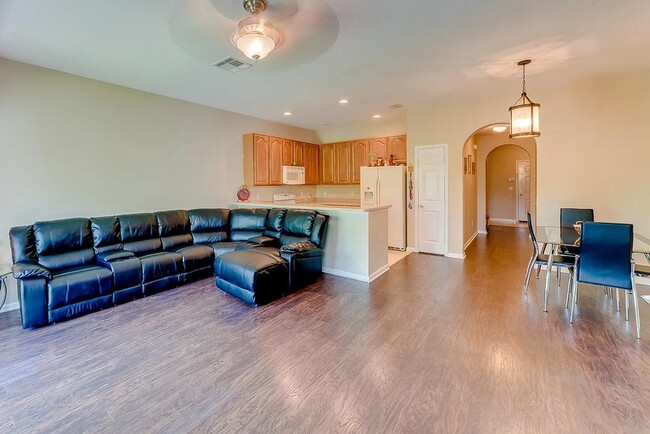 Building Photo - 831 Pine Pointe Ln