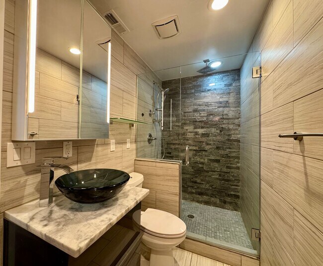 Building Photo - Updated 3 Bedroom 2 Bath Single Family Hom...