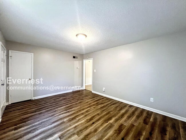 Building Photo - 922 Woodburne Pl
