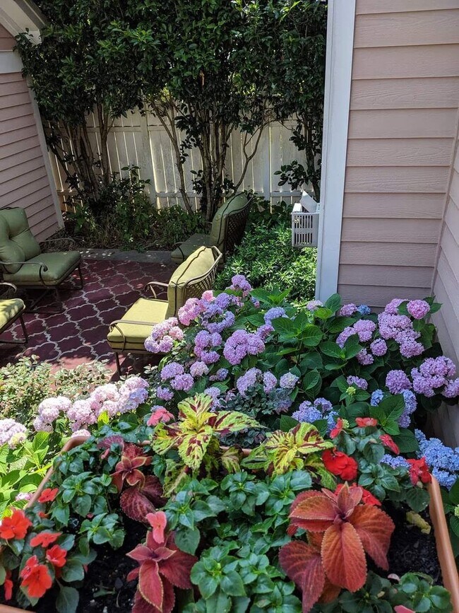 Building Photo - Upscale Home In Prime Huntersville Monteit...