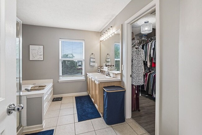 Building Photo - Luxurious 4-Bedroom Furnished Home in West...