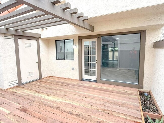Building Photo - Excellent Location! Near BART, Downtown! Main Chance Estates Townhouse