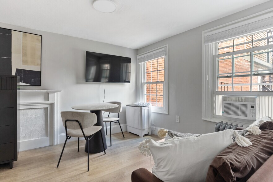 Building Photo - 10 Derne St