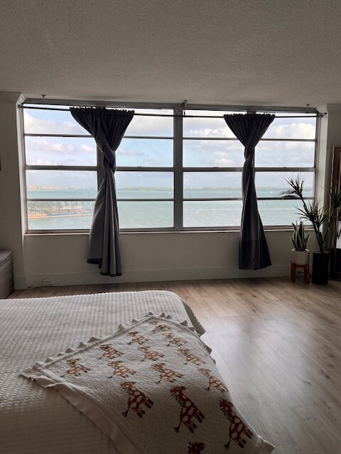 Building Photo - 905 Brickell Bay Dr