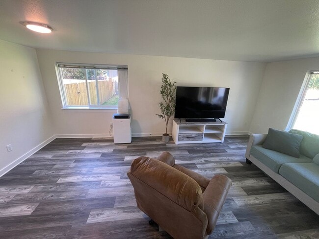 Building Photo - Charming 4-Bedroom with Open Floor Plan & ...