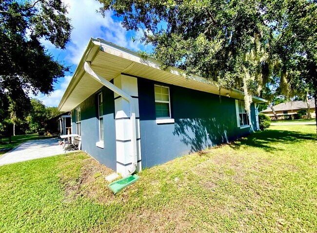 Building Photo - 6106 Everglades Dr