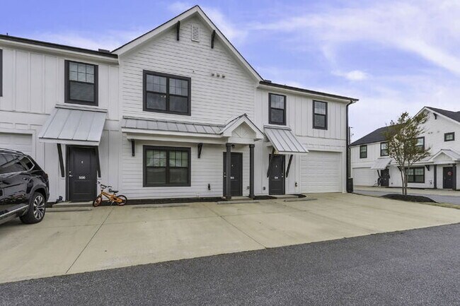 Building Photo - Modern 2-Bed, 2.5-Bath Townhouse Gem with ...
