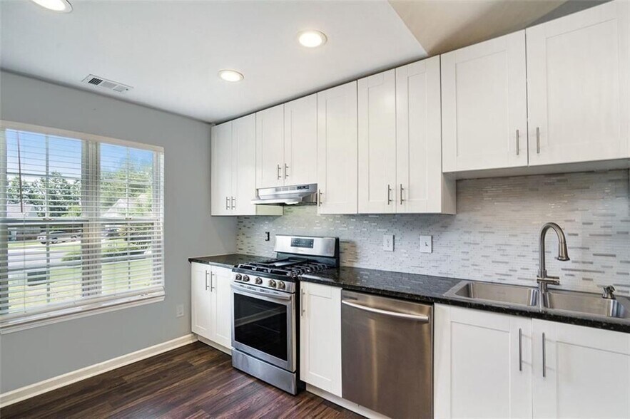 Building Photo - 5060 Meadow Overlook Dr