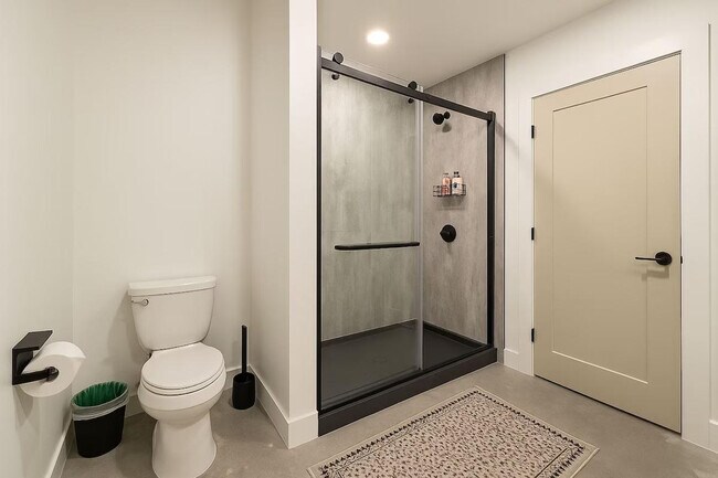 Building Photo - 115 W 5th St