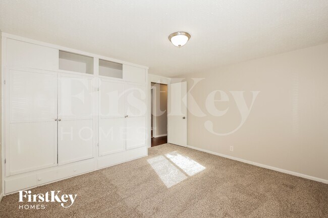 Building Photo - 9420 Shenandoah Dr