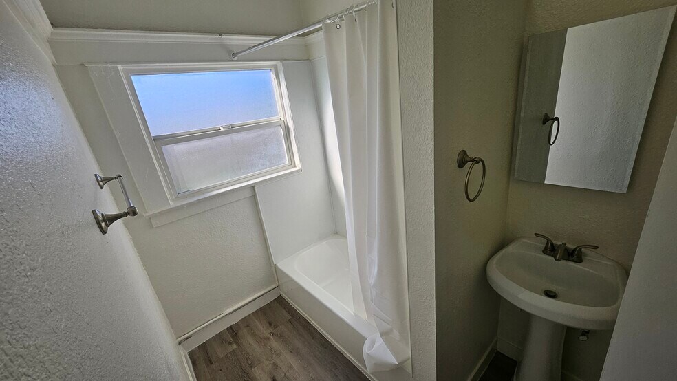 Building Photo - 1330 W 11th St