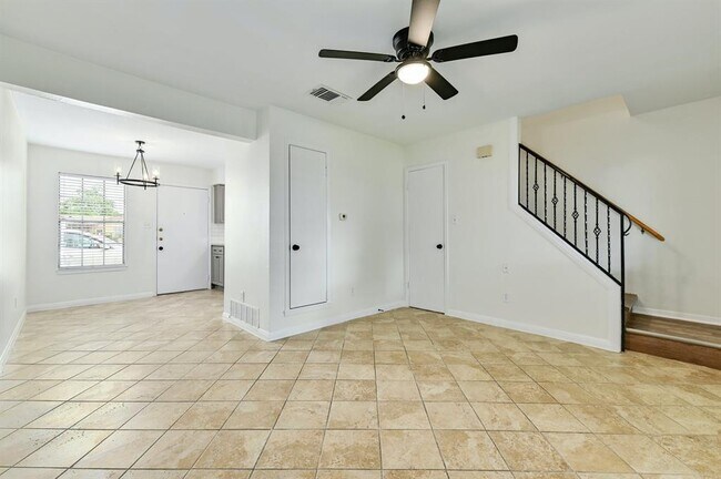 Building Photo - 204 Northwest Dr