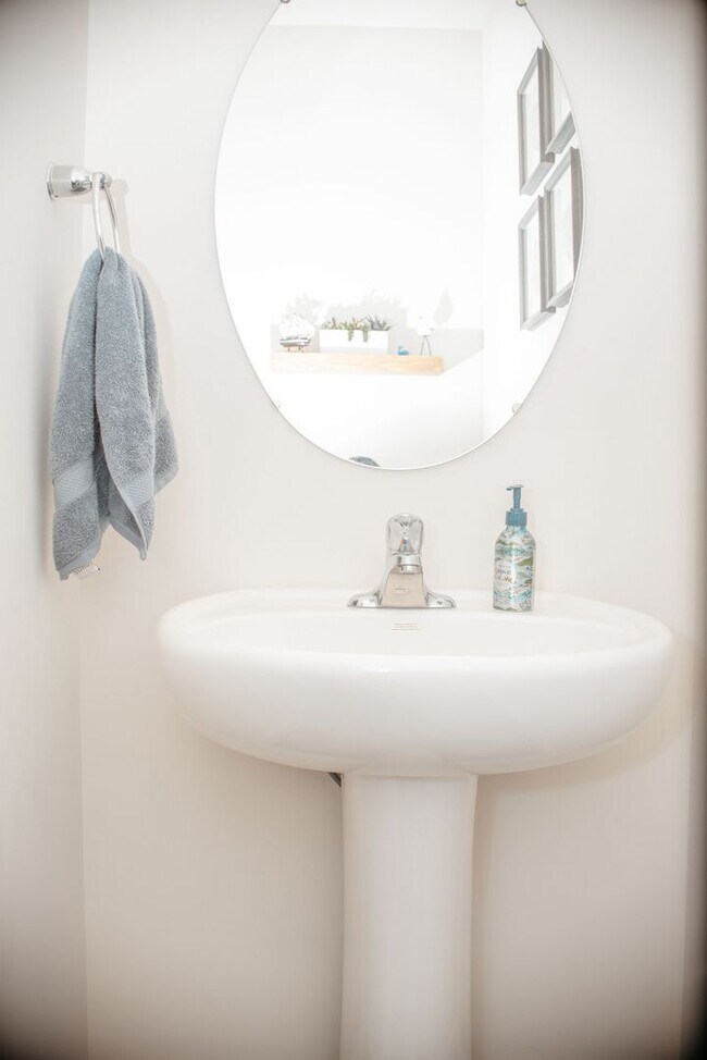 Building Photo - 220 Callie Dr