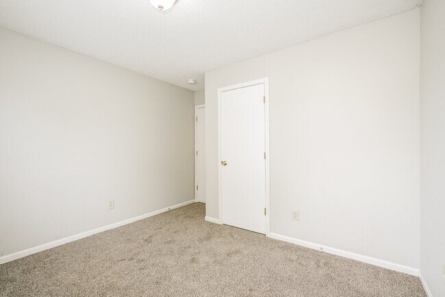 Building Photo - 1653 Farm Meadow Dr