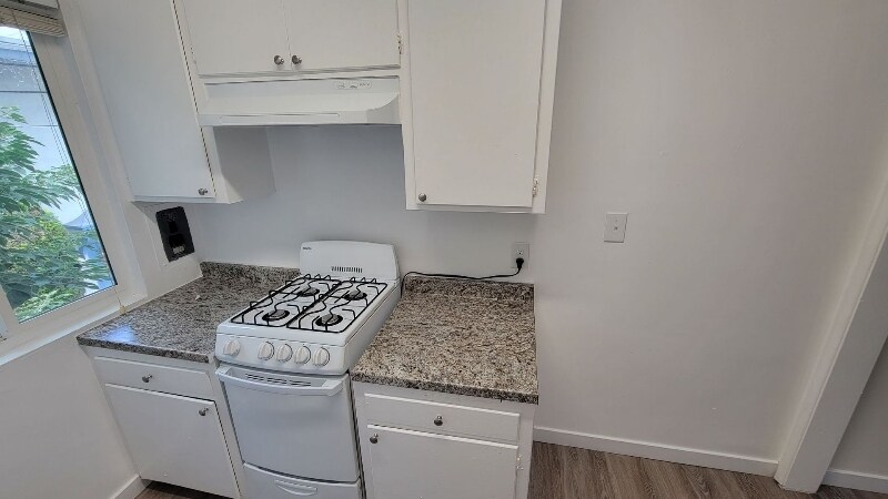 Building Photo - 15546 Vanowen St