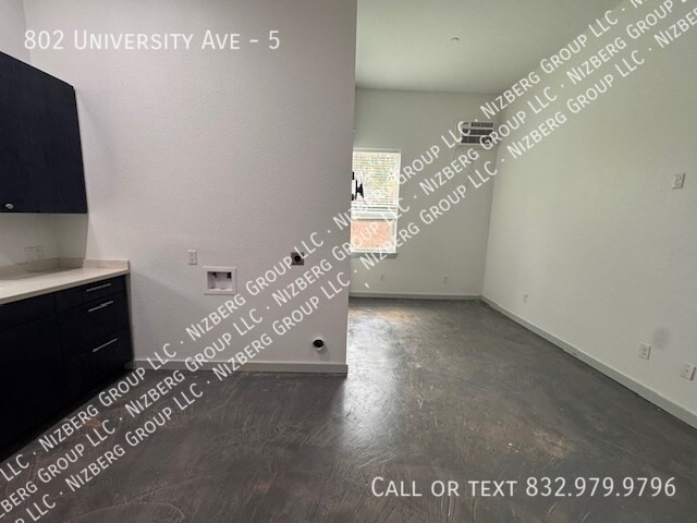 Building Photo - 802 University Ave