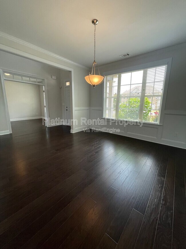 Building Photo - 1825 Dahlia Dr