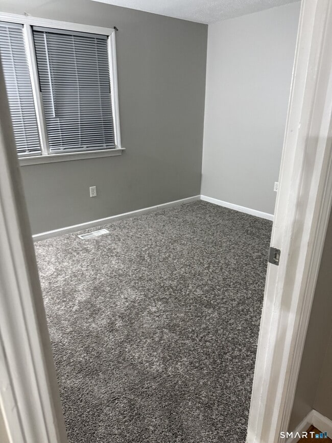 Building Photo - 65 Hitchcock Dr