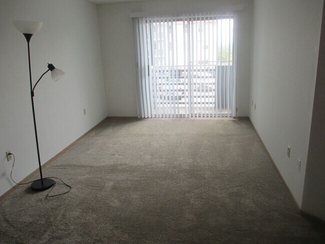 Primary Photo - Three Bedroom Two Bath Condo Near Campus