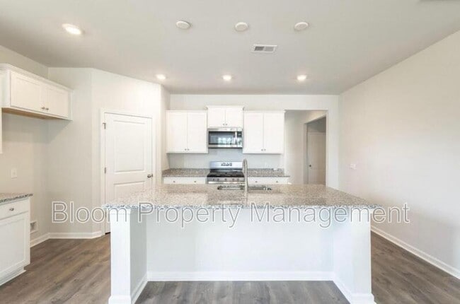 Building Photo - 528 Misty Blf Cir