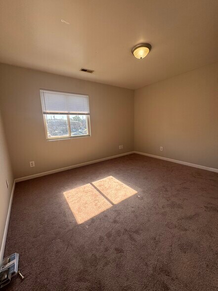 Building Photo - 405 S Graham Ave