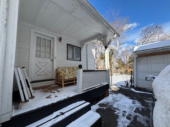 Building Photo - Single Family Home In The Park Ave Neighborhood!