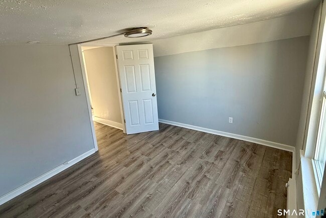 Building Photo - 205 Shaw St