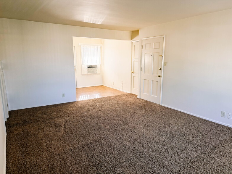 Building Photo - 226 N Marengo Ave