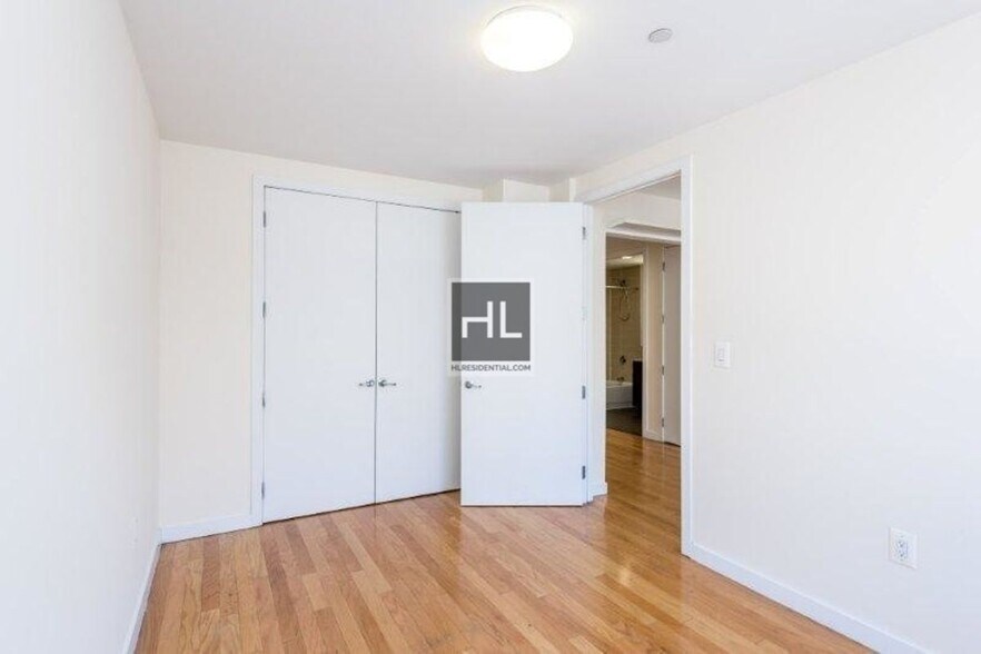 Building Photo - METROPOLITAN AVENUE