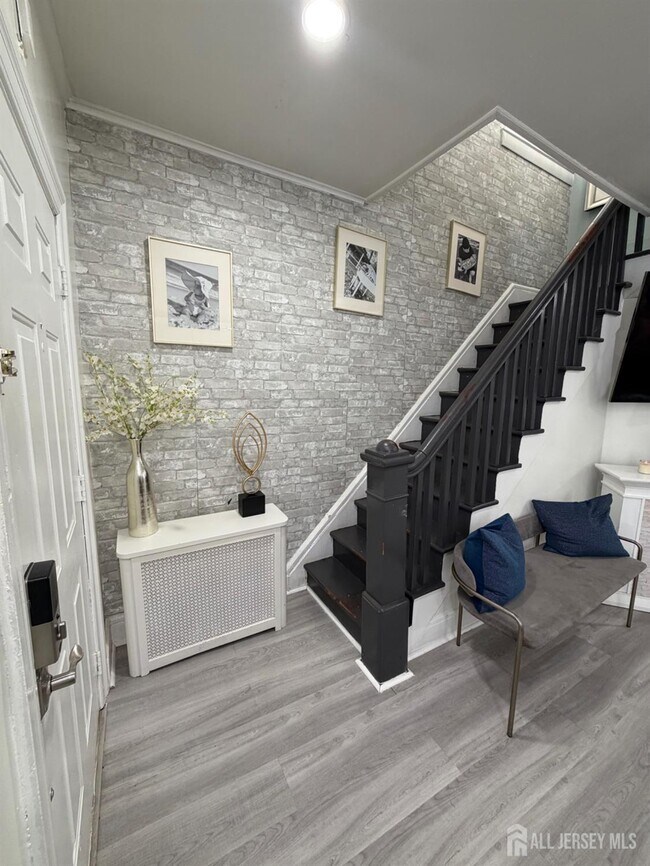 Building Photo - 421 Brace Ave