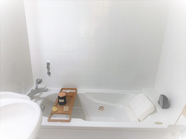 tub - 527 29th Ave