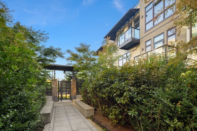 Building Photo - Beautiful Studio Condo by Gasworks Park