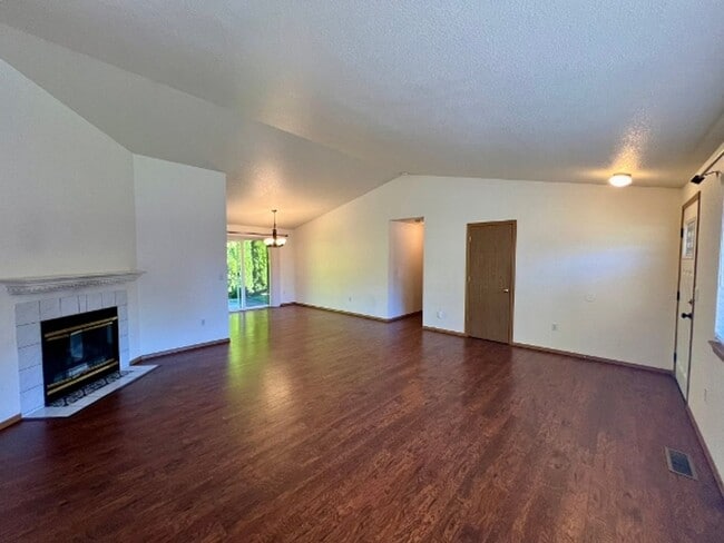 Building Photo - PENDING APPLICATION; 3 BD w/ Vaulted Ceiling