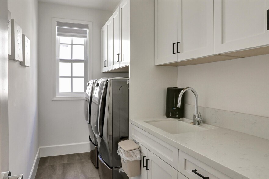 Building Photo - 10593 Kinnard Ave