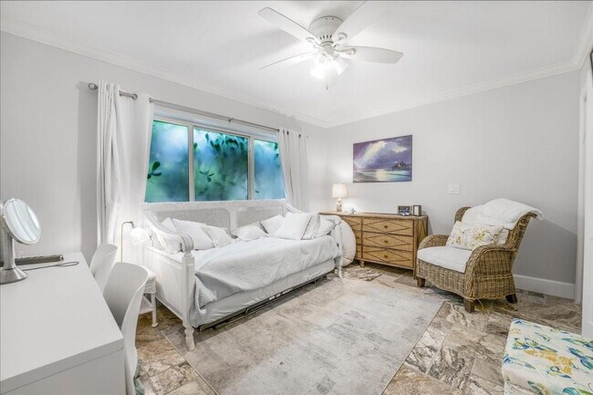 Building Photo - 1203 Hillsboro Mile