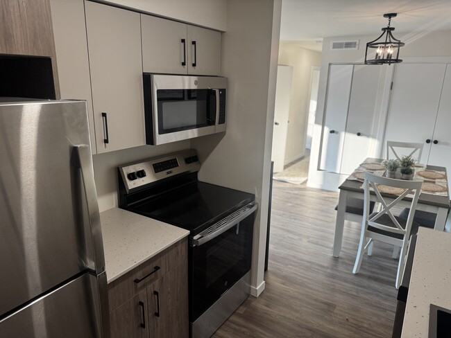 Building Photo - Maison Hills