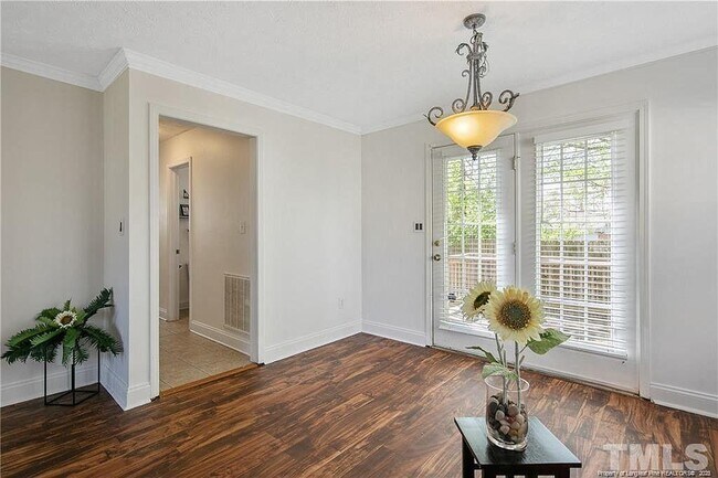 Building Photo - 1600 Silver Ridge Ct