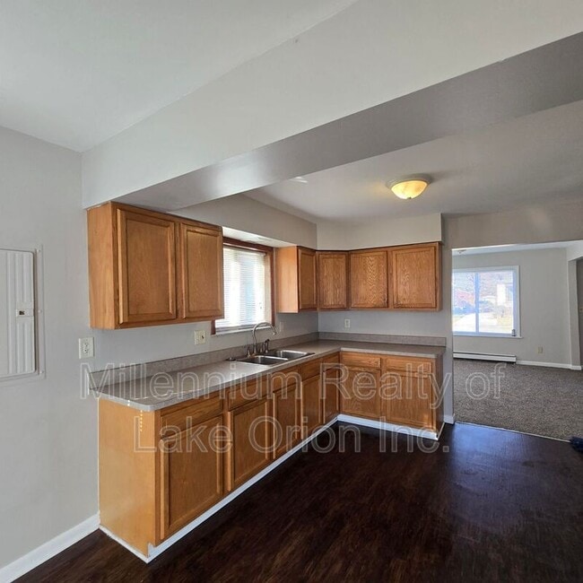 Building Photo - 644 E Meyers Ave