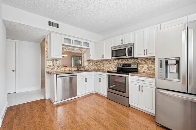 Building Photo - 15450 Pembridge Dr
