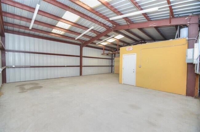 Building Photo - 6813 Bayway Dr