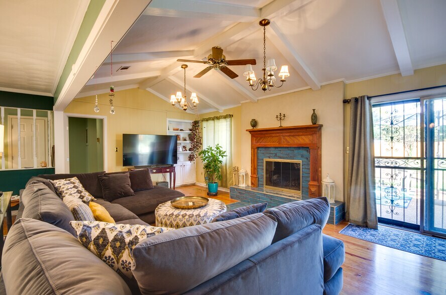 Building Photo - 5846 Clubview Dr