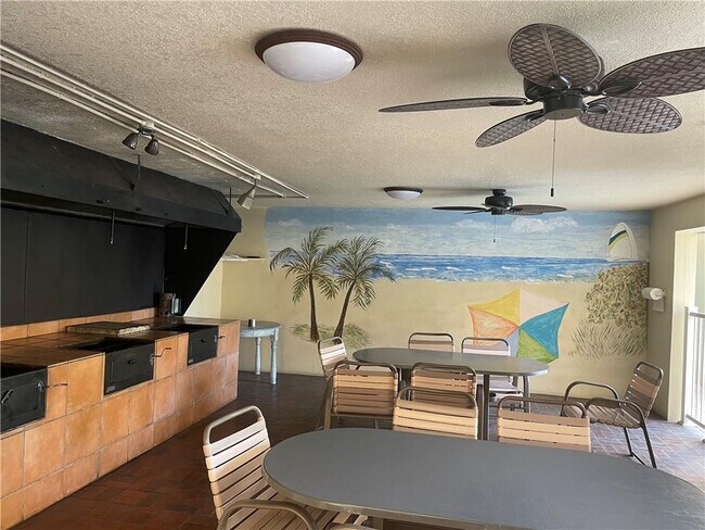 Building Photo - 4629 Poinciana St