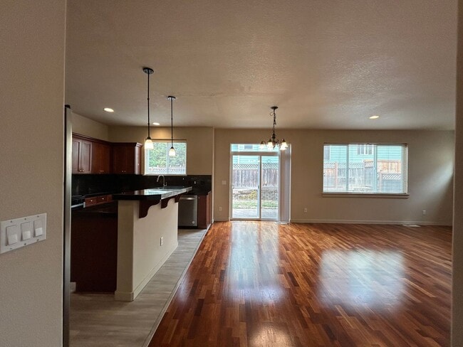 Building Photo - Spacious 4 Bed, 2.5 Bath Home!