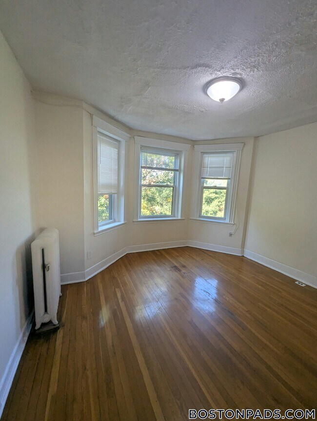 Building Photo - 364 Riverway