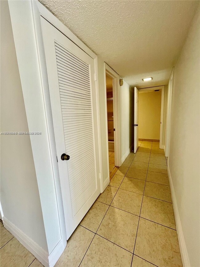 Building Photo - 2320 S Cypress Bend Dr