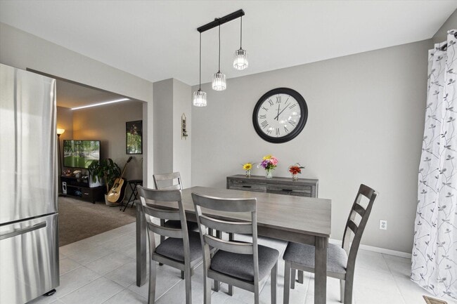 Building Photo - 578 E Mahan Ave