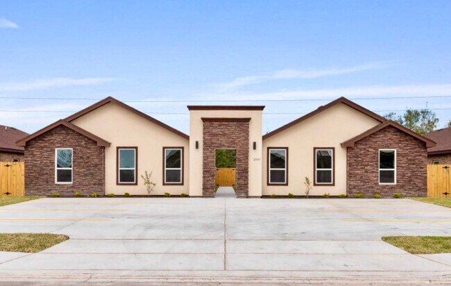 Building Photo - "Spacious Blank Canvas with 2 Full Baths in Edinburg's Heart – Ready for Your Vision!"