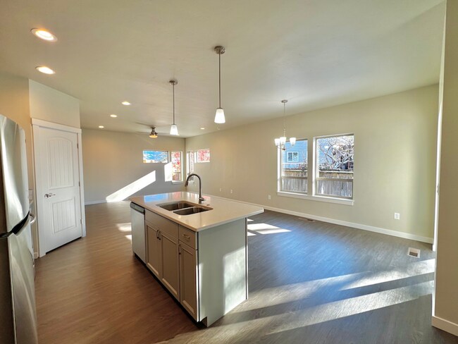 Building Photo - 5899 Castle Dr