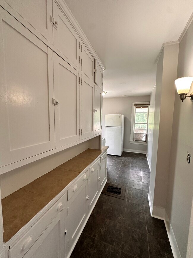 Building Photo - 333 Raymond St