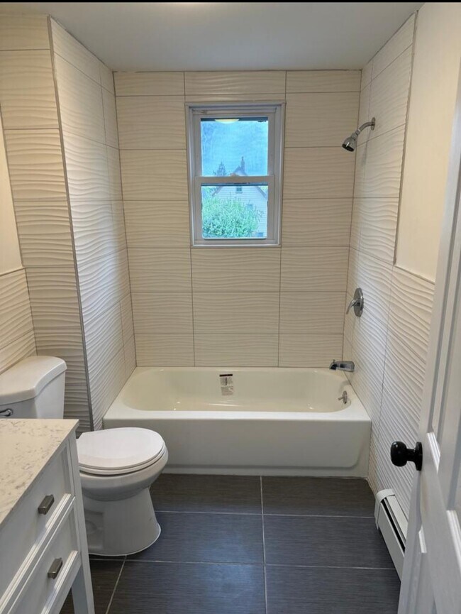 Building Photo - 132 Elm St